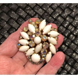WEISS - Vintage 50s Signed Brooch/Milk Glass & Aurora Borealis￼/Goldtone Setting
